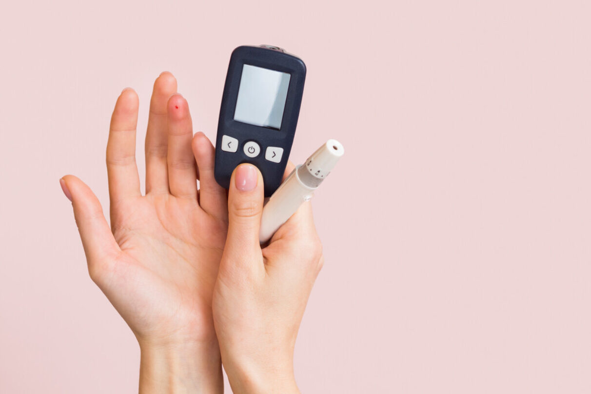 Close up van 2 handen met medische hulpmiddelen